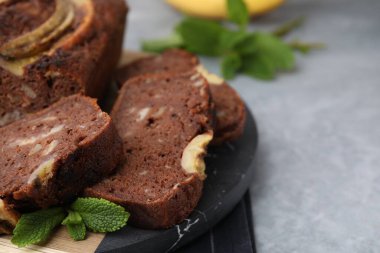 Gri masada lezzetli muzlu ekmek, yakın plan. Metin için boşluk