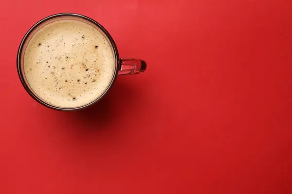 Verse Koffie Kopje Rode Achtergrond Bovenaanzicht Ruimte Voor Tekst — Stockfoto