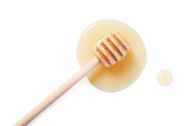 Beyaz arka planda lezzetli doğal bal ve balık, üst manzara.