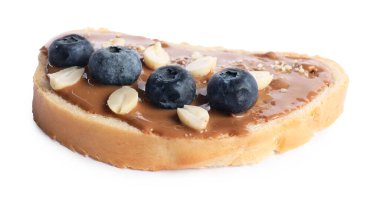 Lezzetli fındık ezmeli tost, yaban mersini ve fıstık.