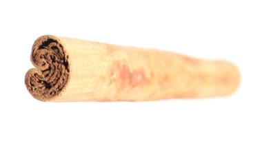 Beyaz üzerine izole edilmiş bir aromatik tarçın çubuğu.