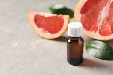 Gri desenli masada, şişede greyfurt yağı. Metin için boşluk