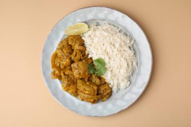 Bej arka planda pirinçli leziz tavuk köri, üst manzara.