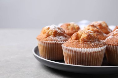Açık gri desenli masada leziz tatlı kekler, yakın plan. Metin için boşluk