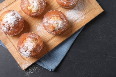 Siyah desenli masada nefis tatlı kekler, üst manzara. Metin için boşluk