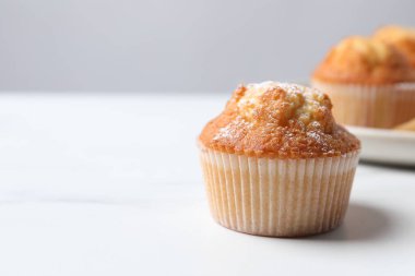 Beyaz masadaki leziz tatlı kek, yakın plan. Metin için boşluk