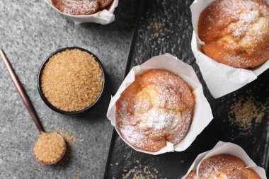 Lezzetli çörekler ve şeker gri masada, düz yatıyordu.