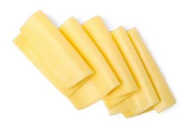 Lezzetli taze peynir dilimleri beyaza izole edilmiş, üst manzara