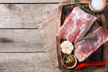 Çiğ domuz göbeği, sarımsak, tuz ve baharatlar ahşap masa, üst manzara. Metin için boşluk