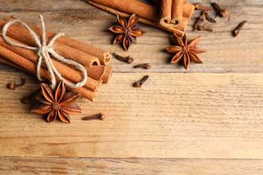 Tahta masada farklı aromatik baharatlar var. Metin için boşluk