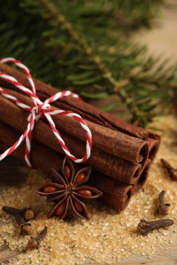 Masada farklı aromatik baharatlar, yakın plan görünüm