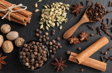 Siyah desenli masa üzerinde farklı baharatlar.