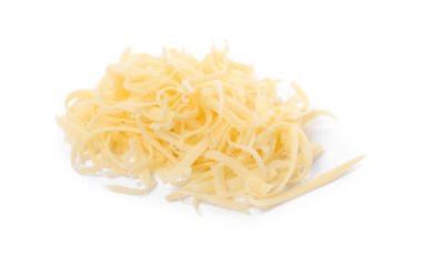 Beyaza izole edilmiş lezzetli rendelenmiş peynir yığını.