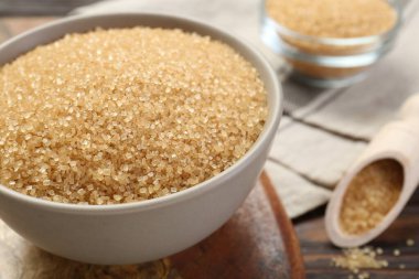 Kahverengi şeker masada, yakın plan.