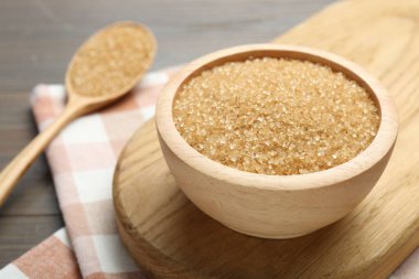 Kahverengi şeker masada, yakın plan.