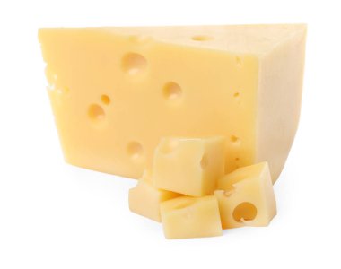 Beyaz üzerinde izole taze lezzetli peynir kesme