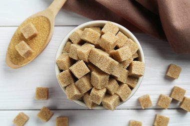 Kahverengi şeker küplü kase ve kaşık beyaz ahşap masa, düz yatıyordu.