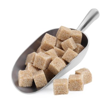 Metal kepçeli kahverengi şeker küpleri beyaza izole edilmiş.