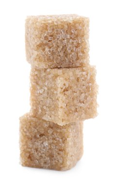 Beyaz üzerine izole edilmiş üç kahverengi küp şeker