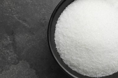 Gri desenli masada, kasede granüle şeker, üst manzara. Metin için boşluk