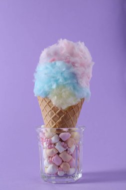 Mor arka planda gözleme külahında pamuk şeker