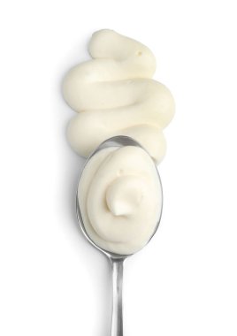 Lezzetli mayonez sosu ve kaşık beyaza izole edilmiş, üst manzara.