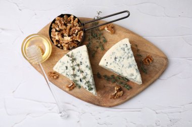 Lezzetli mavi peynir kekik, bal ve ceviz beyaz desenli masa, üst manzara