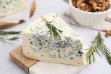 Kırmızı biberiyeli leziz mavi peynir, yakın plan.