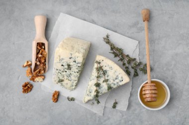 Lezzetli mavi peynir kekik, bal ve ceviz gri masada, düz uzanmış