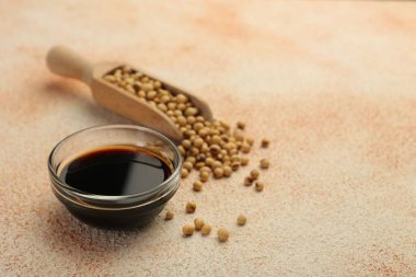 Kase içinde soya sosu ve bej desenli masada fasulye, yakın plan. Metin için boşluk