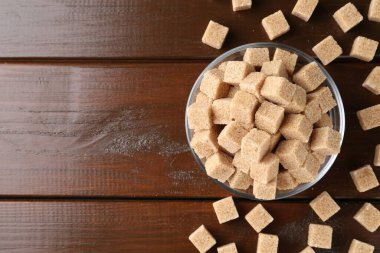 Kahverengi şeker küpleri ahşap masada, düz yatıyordu. Metin için boşluk