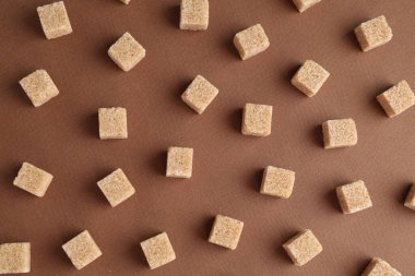 Esmer şeker küpleri renk arkaplanı, üst görünüm