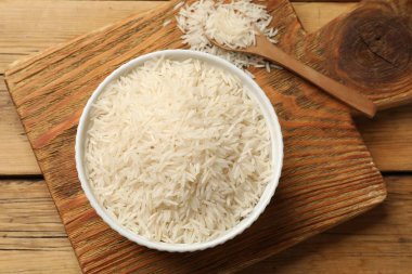 Tahta masada çiğ basmati pilavı. düz yat