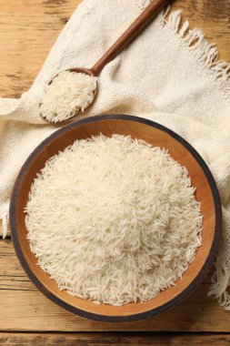 Tahta masada çiğ basmati pilavı. düz yat