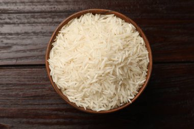 Tabakta çiğ basmati pilavı, ahşap masa, üst manzara.
