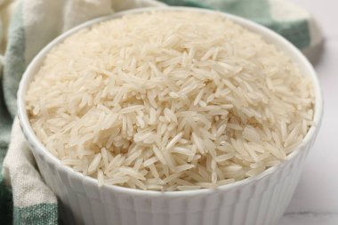 Tabakta çiğ basmati pilavı, yakın plan.