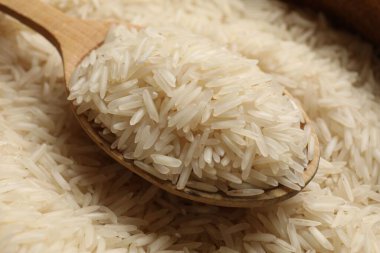 Çiğ basmati pilavı ve tahta kaşık, yakın plan.