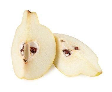 Taze olgun ayva parçaları beyazda izole edilmiş.