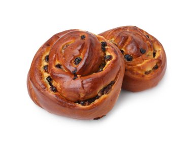 Beyaza izole edilmiş kuru üzümlü lezzetli börekler. Tatlı çörekler.