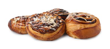 Beyaza izole edilmiş farklı lezzetli börekler. Tatlı çörekler.