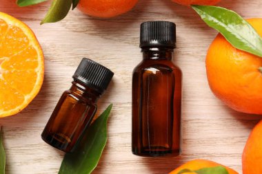 Düz kompozisyon ve ahşap masa üzerinde mandalina yağı vardı.