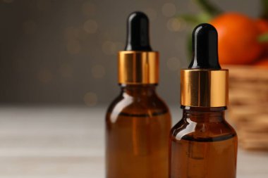 Bulanık arkaplanda bir şişe mandalina yağı, yakın plan