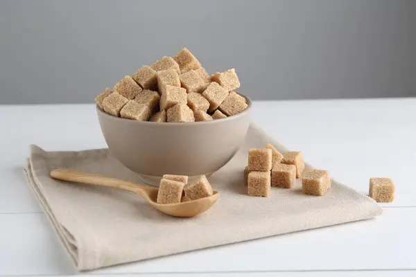 Hnědý Cukr Kostky Bílý Dřevěný Stůl — Stock fotografie
