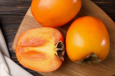 Ahşap masanın üstünde leziz olgun hurmalar var.