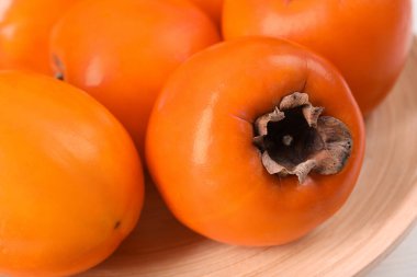 Lezzetli olgun hurmalar masada, yakın çekim görüntüsü