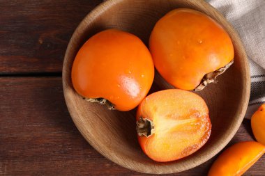 Ahşap masada nefis olgun hurma ağaçları, üst manzara.