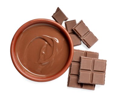 Lezzetli sütlü çikolata ezmesi ve beyaza izole edilmiş parçalar.