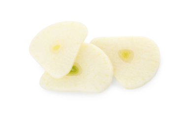 Beyaz üzerine izole edilmiş taze sarımsak parçaları.