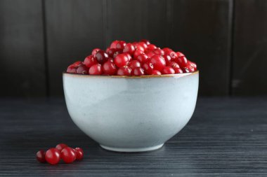 Siyah ahşap masadaki yaban mersinleri, yakın plan.