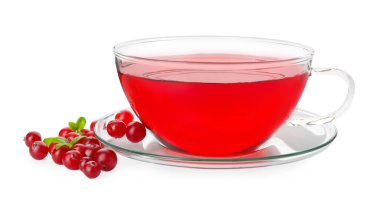 Beyaz üzerine izole edilmiş bir fincan lezzetli kızılcık çayı ve böğürtlen.
